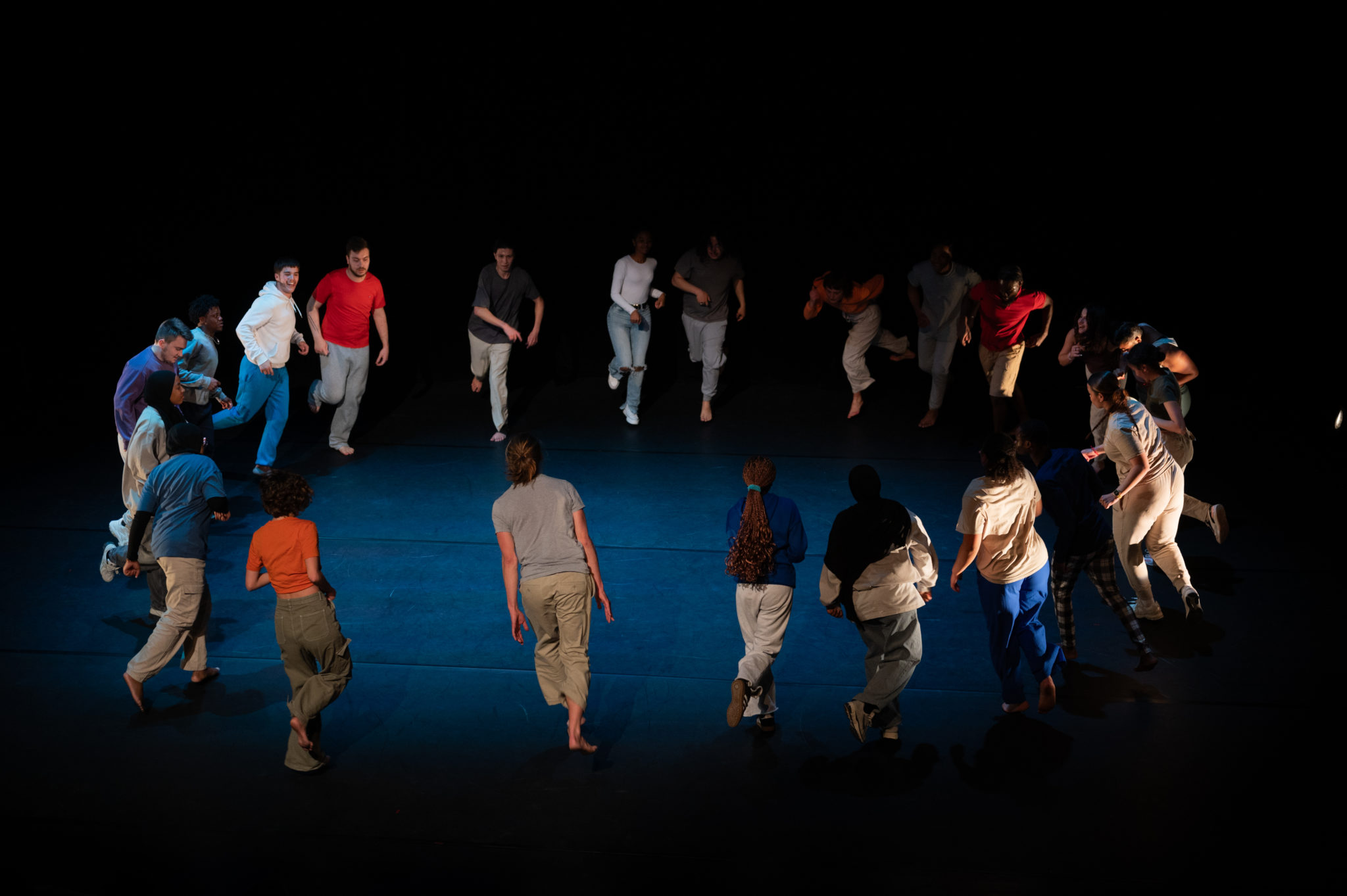 Un groupe de jeunes dansent en cercle